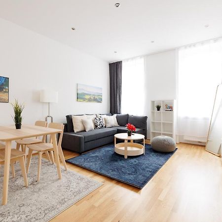 Charming Apartment Near Center Wina Bagian luar foto