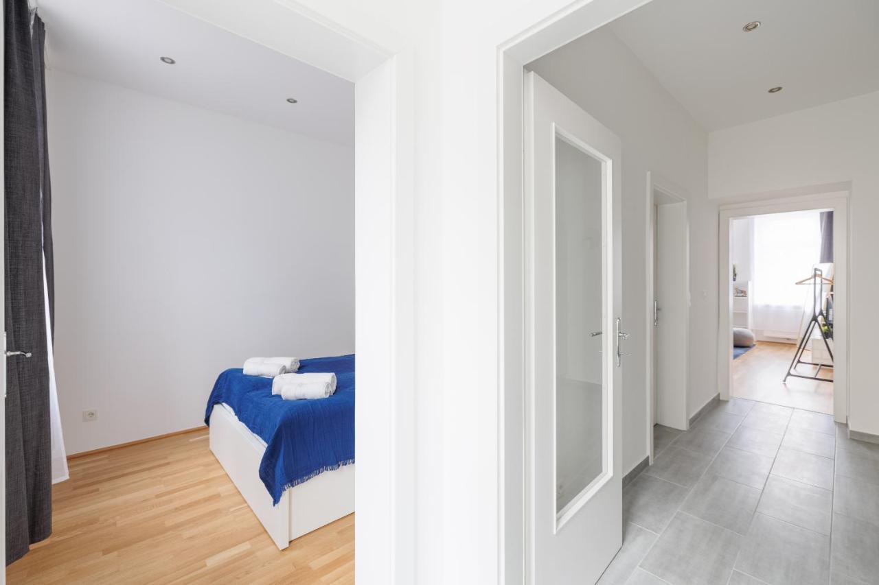 Charming Apartment Near Center Wina Bagian luar foto
