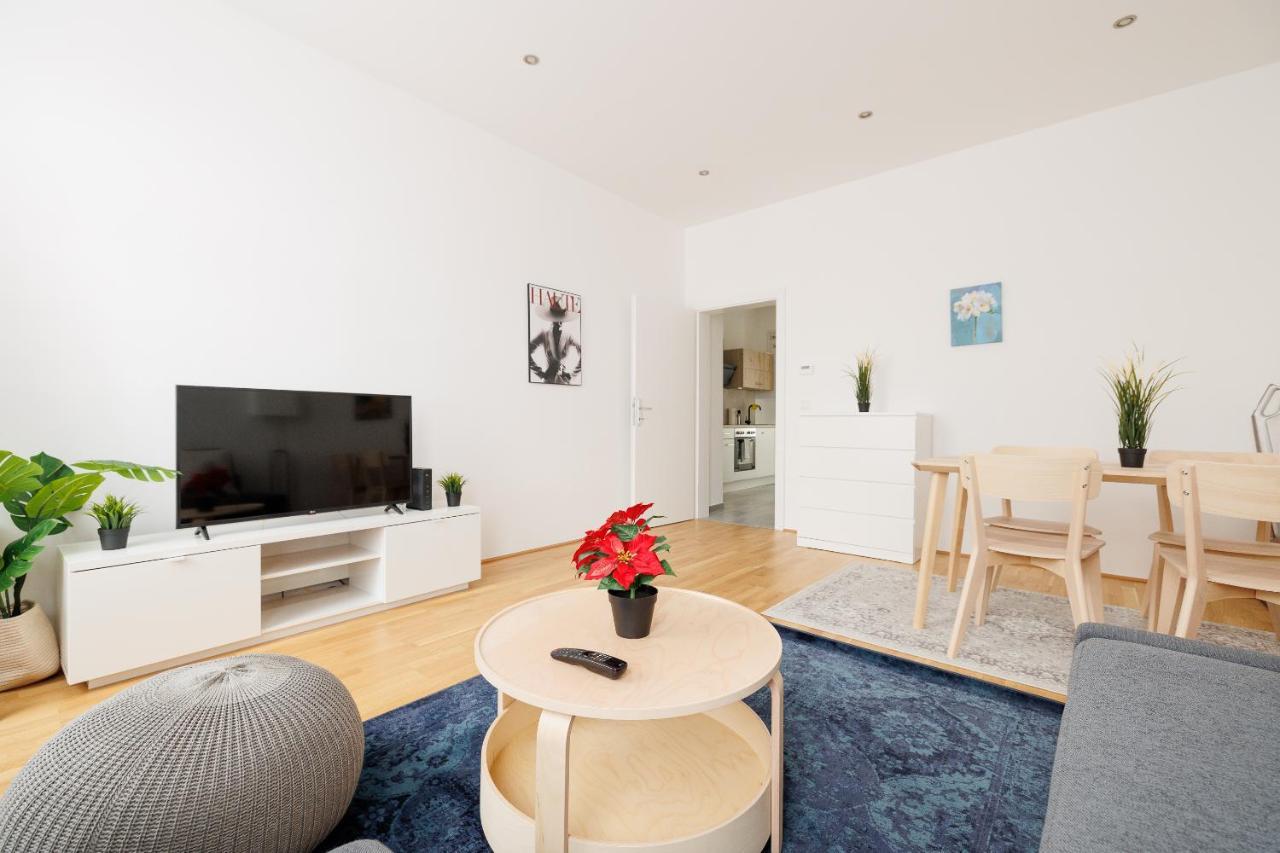 Charming Apartment Near Center Wina Bagian luar foto