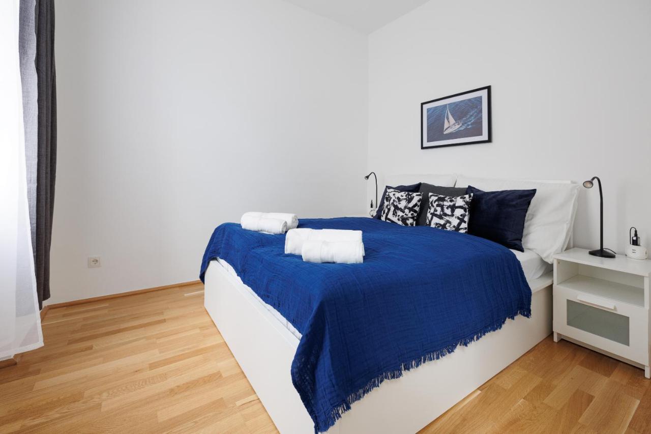 Charming Apartment Near Center Wina Bagian luar foto