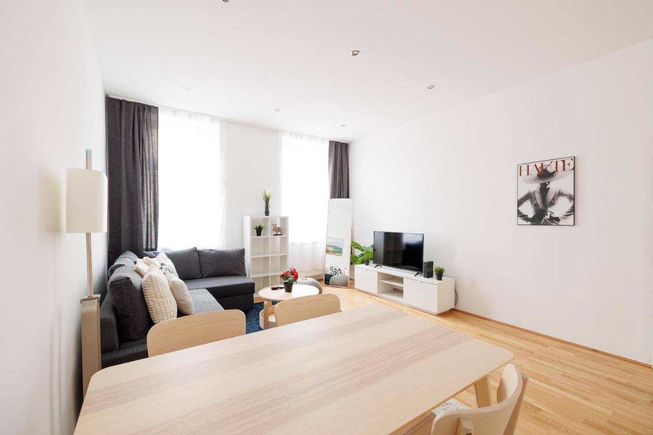 Charming Apartment Near Center Wina Bagian luar foto