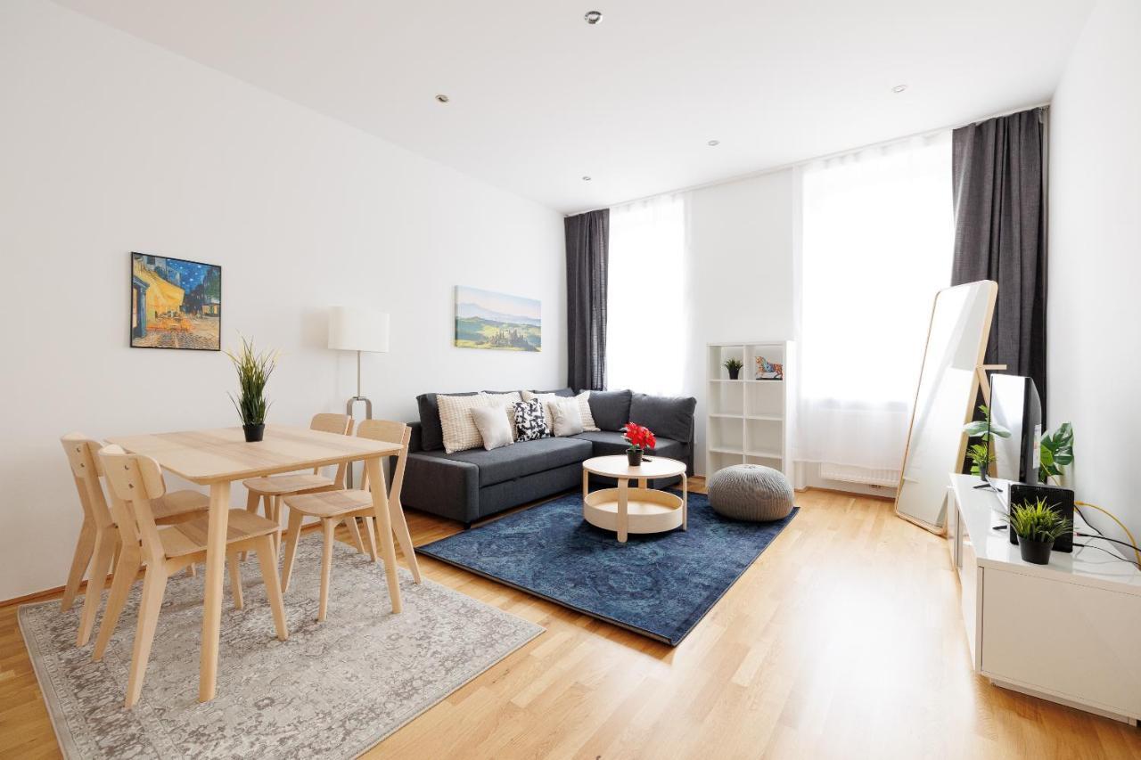 Charming Apartment Near Center Wina Bagian luar foto